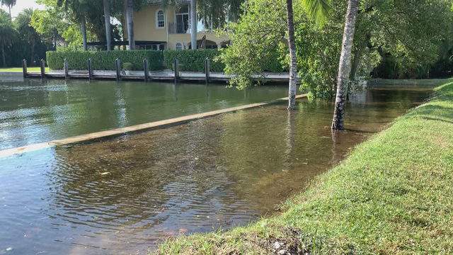 Rising water from king tides washes out business on busy Hollywood Broadwalk