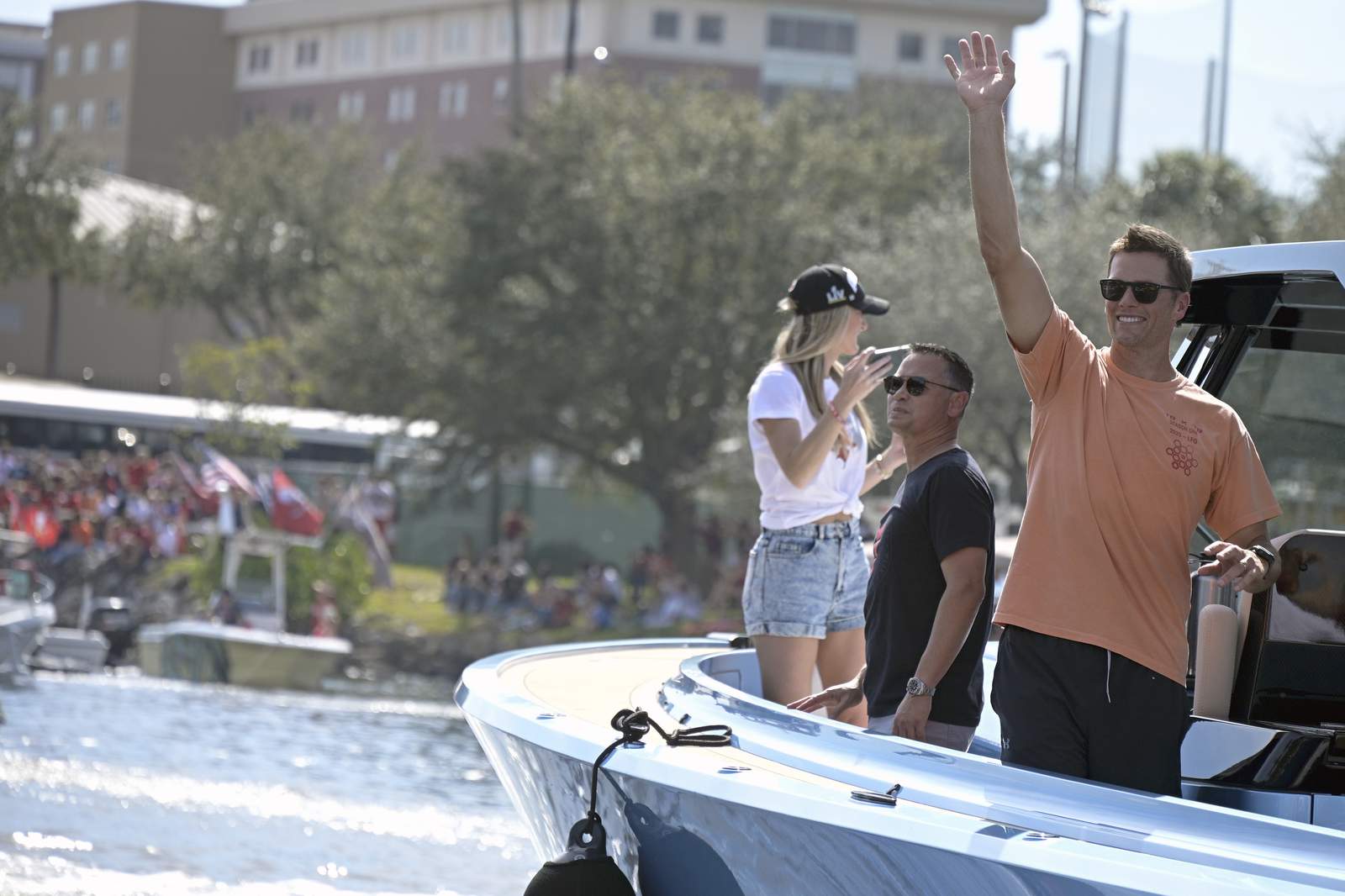 Brady-Brate trophy pass wows Bucs' Super Bowl boat parade