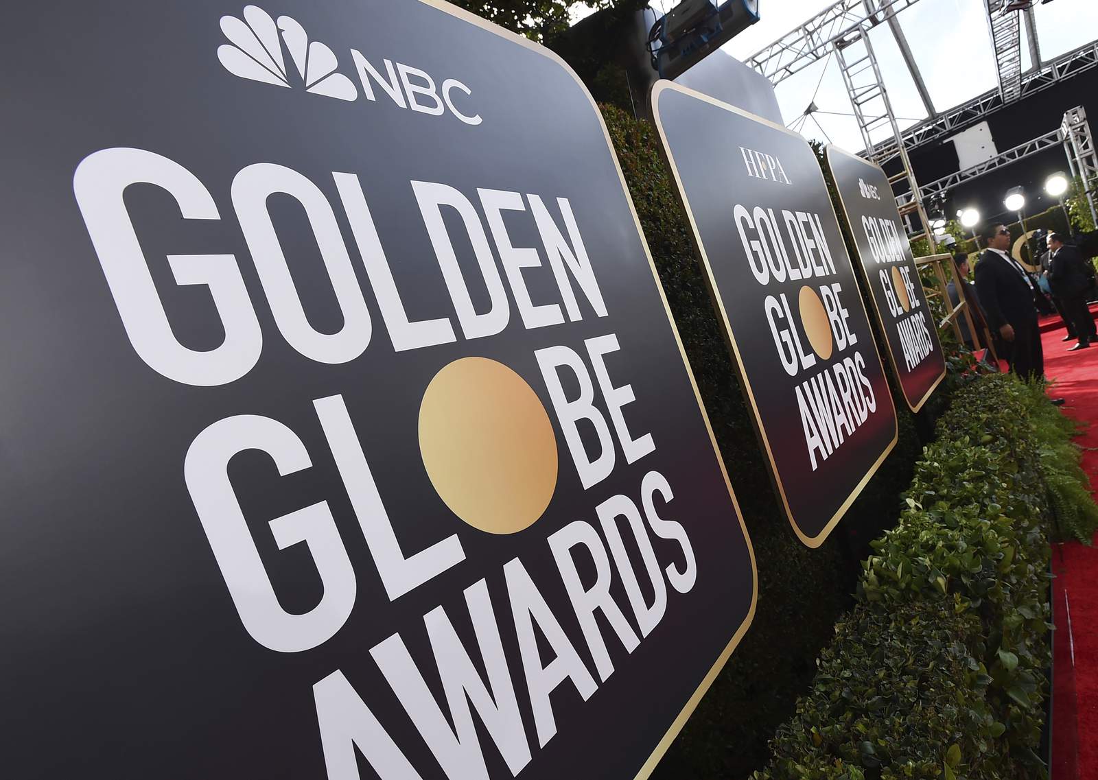 Golden Globes to be held bicoastally, with Fey in New York