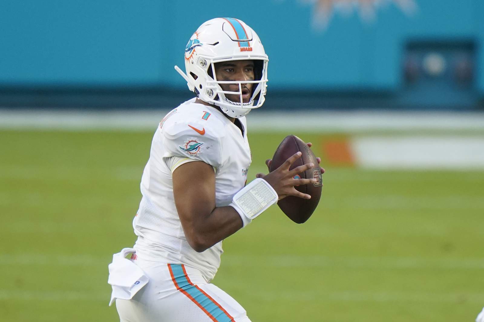 Big plays help Dolphins beat Rams 28-17 in Tua’s 1st start