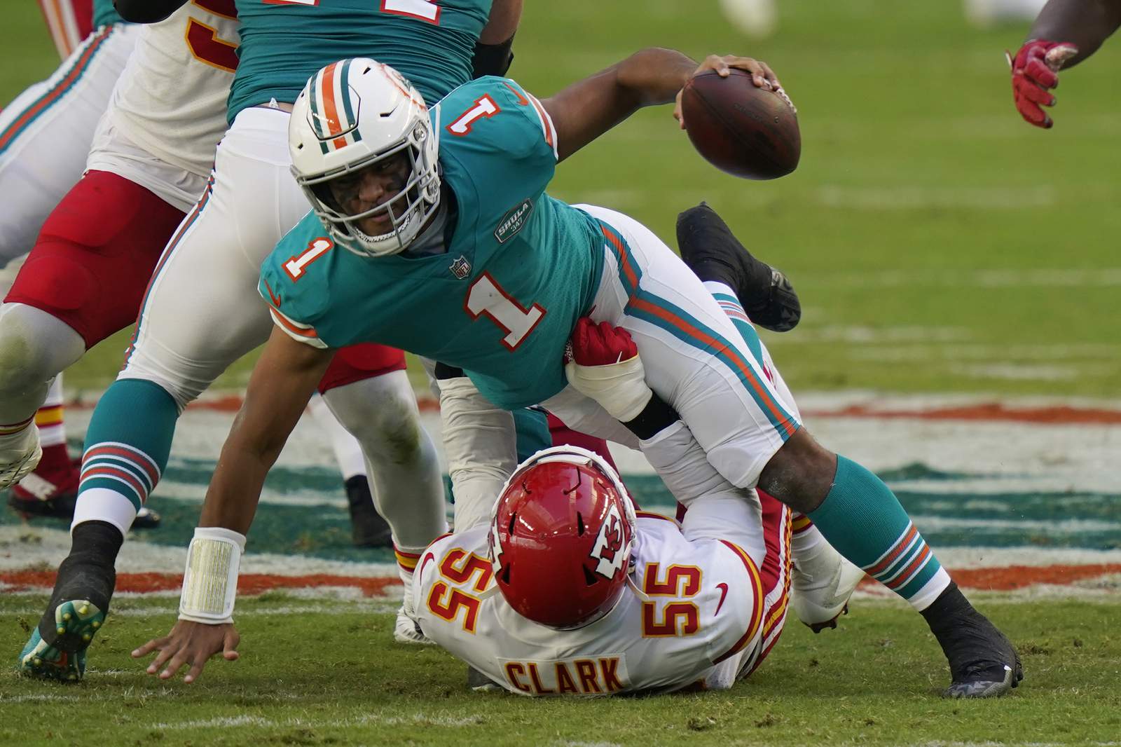 Dolphins comeback attempt falls short, Chiefs clinch AFC West with 33-27 win