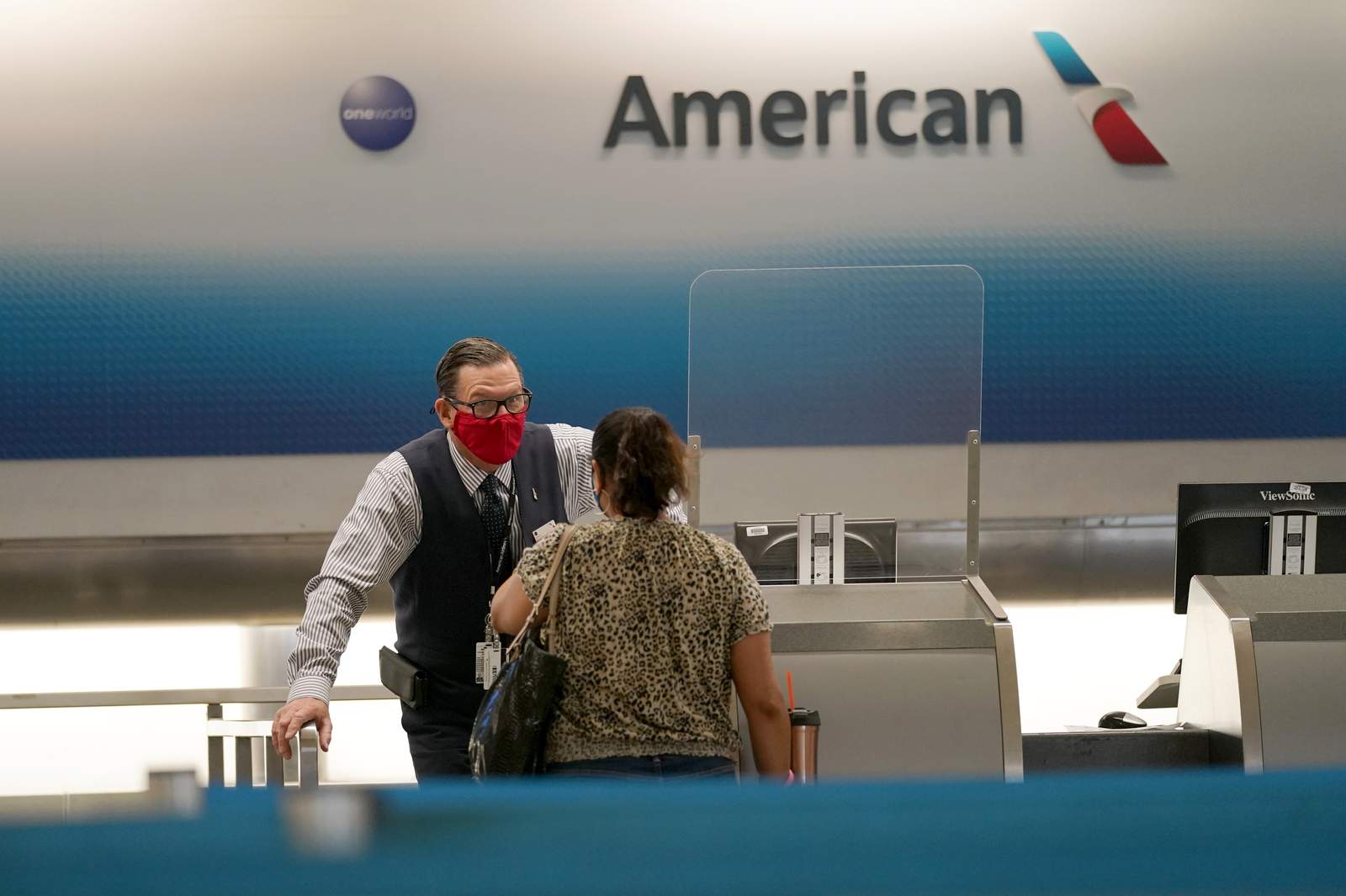 US airlines adding jobs, extending rebound from October low